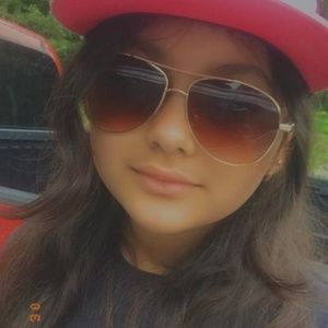 Meet your Posher, Daniela